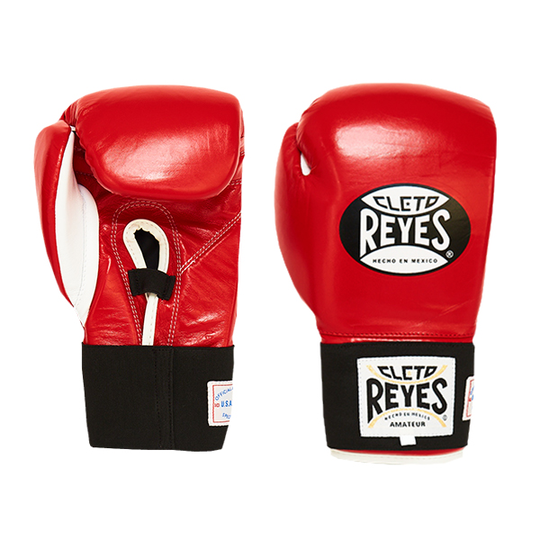 Los guantes de boxeo rojos golpean una pera los guantes de boxeo